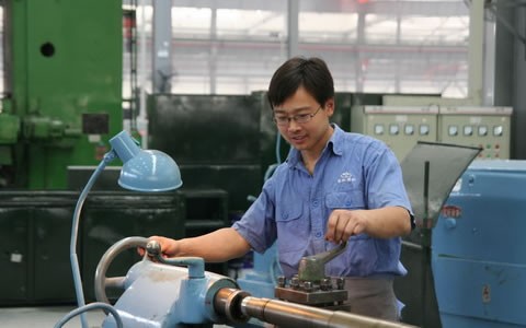 張乃艦在市(shì)車工技能大(da)賽上奪冠