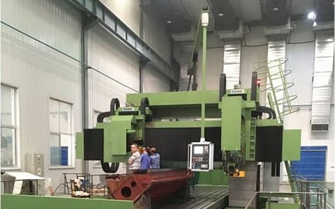 杭(hang)機股份(fen)12米大型(xing)數控動(dong)梁龍門(mén)導軌磨(mó)床順利(li)交付